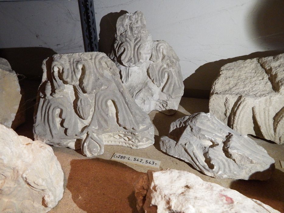 fragments de chapiteau (n°289) - © Ministère de la Culture (France), Conservation des antiquités et des objets d’art de l'Yonne – Tous droits réservés