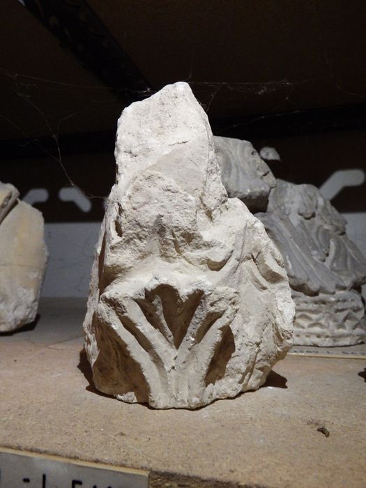 fragment de chapiteau à décor de feuillages (n°290) - © Ministère de la Culture (France), Conservation des antiquités et des objets d’art de l'Yonne – Tous droits réservés