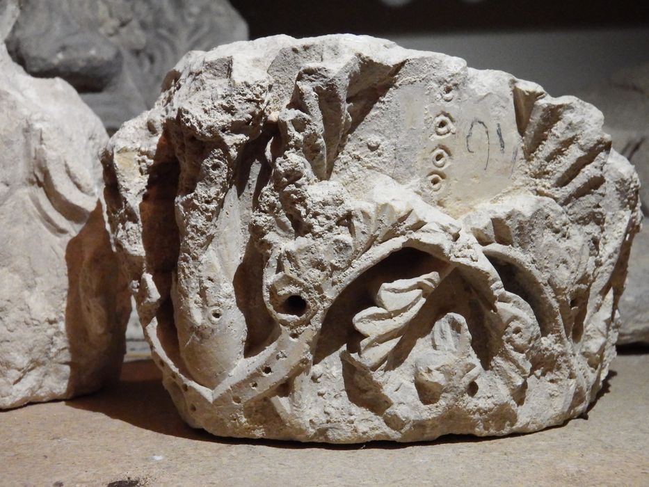 fragment de chapiteau à décor végétal (n°291) - © Ministère de la Culture (France), Conservation des antiquités et des objets d’art de l'Yonne – Tous droits réservés