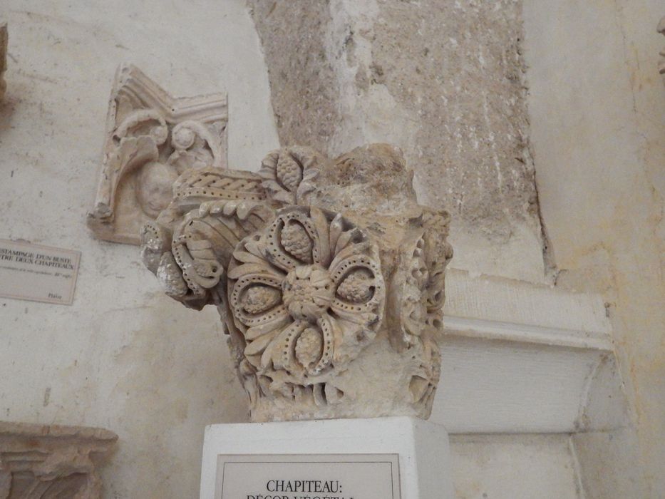 chapiteau à décor végétal (n°293) - © Ministère de la Culture (France), Conservation des antiquités et des objets d’art de l'Yonne – Tous droits réservés