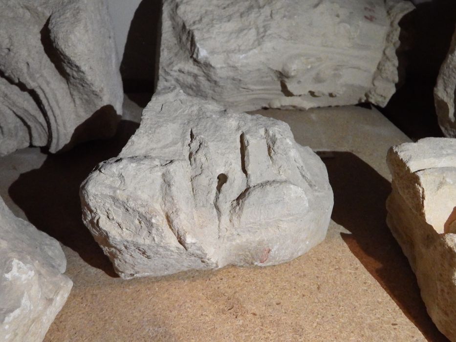 fragment de chapiteau (n°295) - © Ministère de la Culture (France), Conservation des antiquités et des objets d’art de l'Yonne – Tous droits réservés