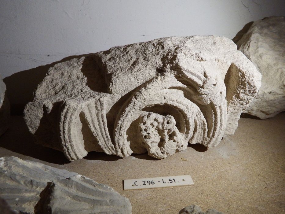fragment de chapiteau à décor de rinceau (n°296) - © Ministère de la Culture (France), Conservation des antiquités et des objets d’art de l'Yonne – Tous droits réservés