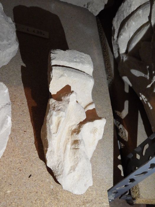 fragment de chapiteau (n°297) - © Ministère de la Culture (France), Conservation des antiquités et des objets d’art de l'Yonne – Tous droits réservés