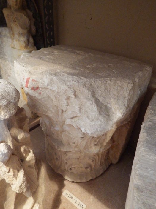 chapiteau à décor de feuilles (n°299) - © Ministère de la Culture (France), Conservation des antiquités et des objets d’art de l'Yonne – Tous droits réservés