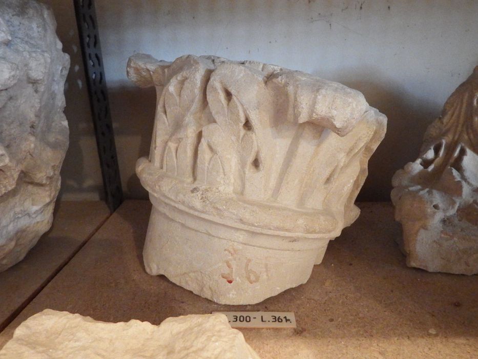 fragment de chapiteau à décor d'acanthes (n°300) - © Ministère de la Culture (France), Conservation des antiquités et des objets d’art de l'Yonne – Tous droits réservés