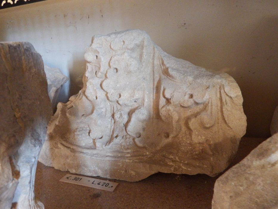 fragment de chapiteau double (n°301) - © Ministère de la Culture (France), Conservation des antiquités et des objets d’art de l'Yonne – Tous droits réservés
