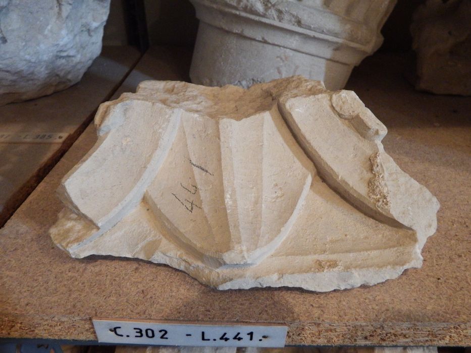fragment de chapiteau à décor de feuillages (n°302) - © Ministère de la Culture (France), Conservation des antiquités et des objets d’art de l'Yonne – Tous droits réservés