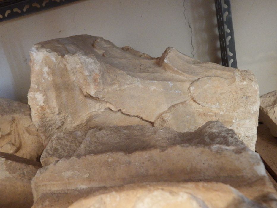chapiteau à décor de feuilles (n°304) - © Ministère de la Culture (France), Conservation des antiquités et des objets d’art de l'Yonne – Tous droits réservés