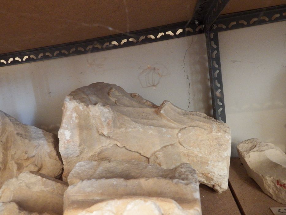chapiteau à décor de feuilles (n°304) - © Ministère de la Culture (France), Conservation des antiquités et des objets d’art de l'Yonne – Tous droits réservés 