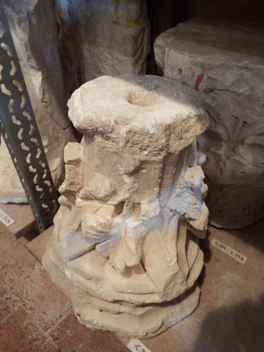 chapiteau à décor de feuillages (n°307) - © Ministère de la Culture (France), Conservation des antiquités et des objets d’art de l'Yonne – Tous droits réservés