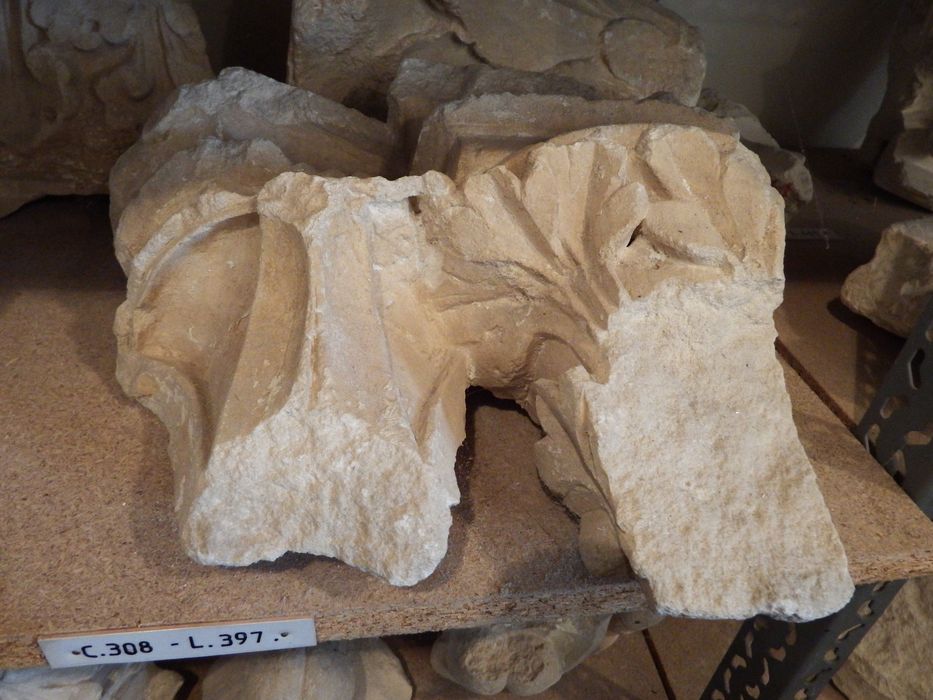 fragment de chapiteau double (n°308) - © Ministère de la Culture (France), Conservation des antiquités et des objets d’art de l'Yonne – Tous droits réservés