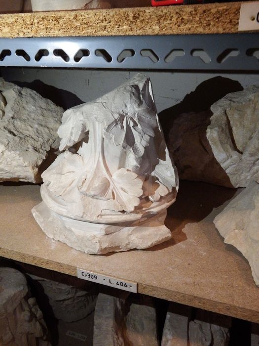 fragment de chapiteau à décor de feuilles (n°309) - © Ministère de la Culture (France), Conservation des antiquités et des objets d’art de l'Yonne – Tous droits réservés