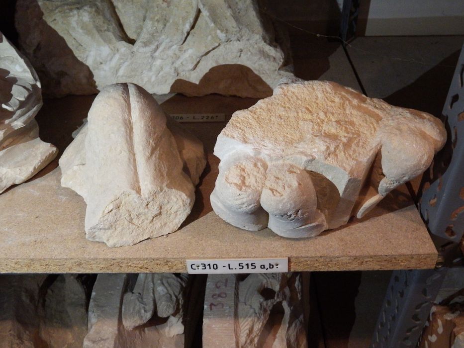 fragments de chapiteau (n°310) - © Ministère de la Culture (France), Conservation des antiquités et des objets d’art de l'Yonne – Tous droits réservés