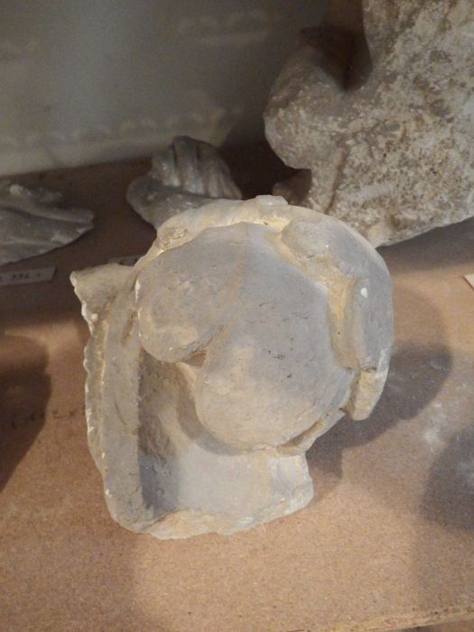 angle de chapiteau (n°313) - © Ministère de la Culture (France), Conservation des antiquités et des objets d’art de l'Yonne – Tous droits réservés
