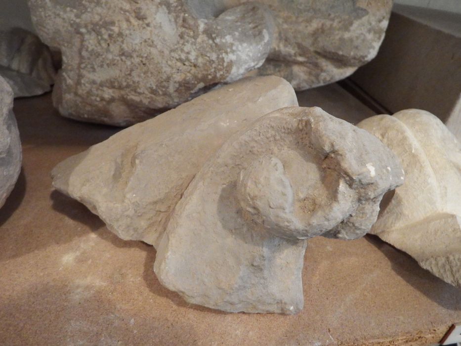 angle de chapiteau (n°314) - © Ministère de la Culture (France), Conservation des antiquités et des objets d’art de l'Yonne – Tous droits réservés