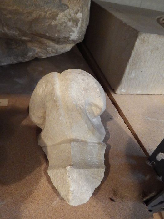 angle de chapiteau (n°315) - © Ministère de la Culture (France), Conservation des antiquités et des objets d’art de l'Yonne – Tous droits réservés