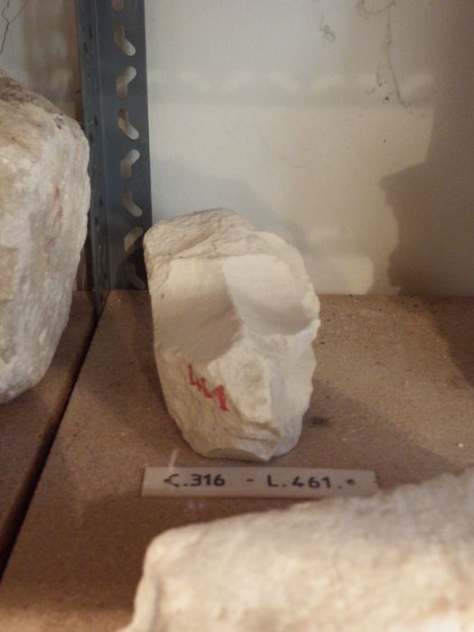 fragment sculpté : Extrémité d'une feuille lisse (n°316) - © Ministère de la Culture (France), Conservation des antiquités et des objets d’art de l'Yonne – Tous droits réservés