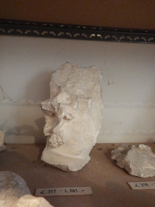 fragments de chapiteau et crochets à décor de feuilles et grappes de fruits (n°317) - © Ministère de la Culture (France), Conservation des antiquités et des objets d’art de l'Yonne – Tous droits réservés