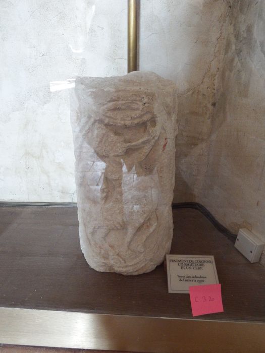 fragment de colonne historiée (n°320) - © Ministère de la Culture (France), Conservation des antiquités et des objets d’art de l'Yonne – Tous droits réservés