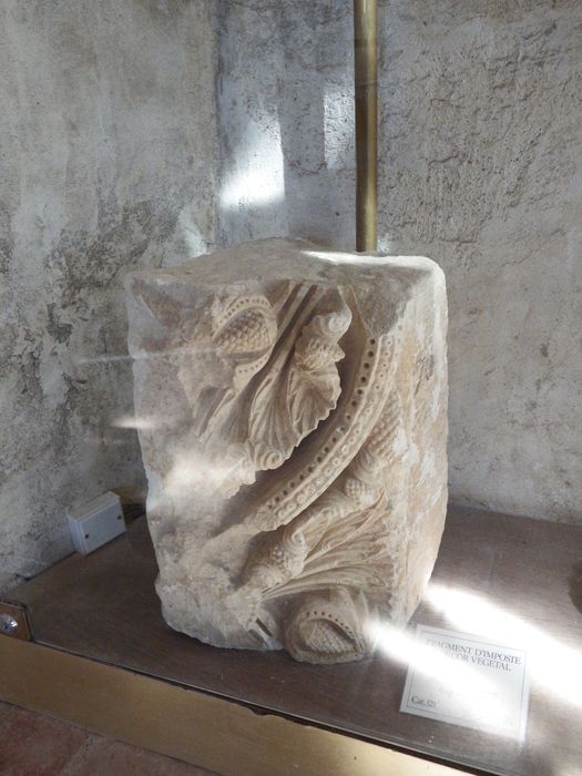 fragment d'imposte à décor végétal (n°321) - © Ministère de la Culture (France), Conservation des antiquités et des objets d’art de l'Yonne – Tous droits réservés