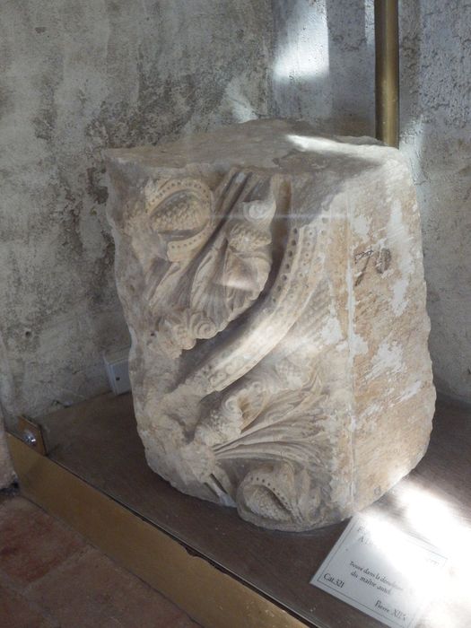fragment d'imposte à décor végétal (n°321) - © Ministère de la Culture (France), Conservation des antiquités et des objets d’art de l'Yonne – Tous droits réservés 