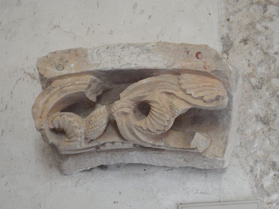 claveau à décor de rinceaux (n°323) - © Ministère de la Culture (France), Conservation des antiquités et des objets d’art de l'Yonne – Tous droits réservés