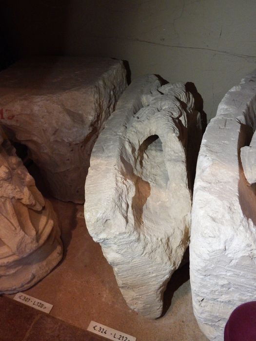 claveau à décor de rinceaux (n°324) - © Ministère de la Culture (France), Conservation des antiquités et des objets d’art de l'Yonne – Tous droits réservés