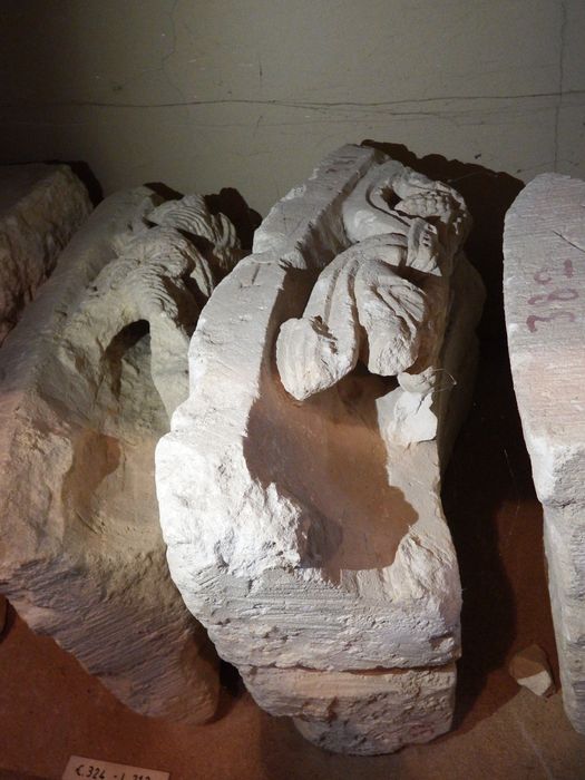 claveau à décor de rinceaux (n°325) - © Ministère de la Culture (France), Conservation des antiquités et des objets d’art de l'Yonne – Tous droits réservés