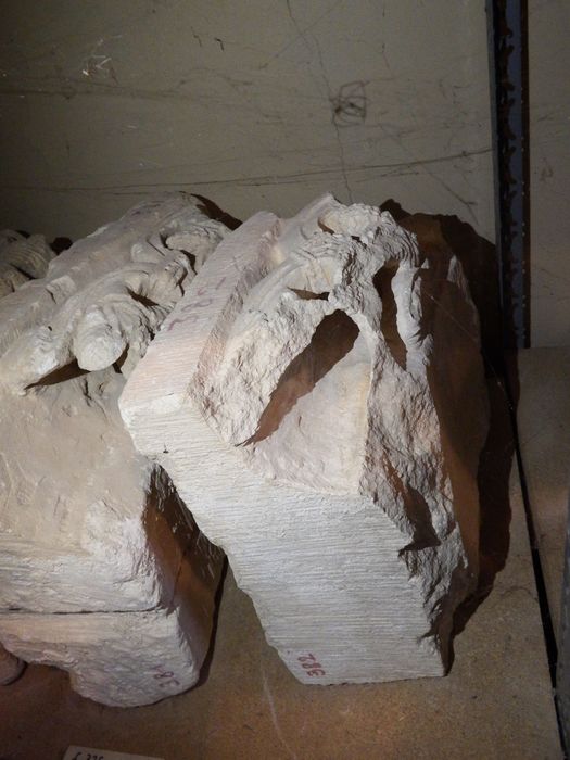 fragment de claveau à décor de rinceaux (n°326) - © Ministère de la Culture (France), Conservation des antiquités et des objets d’art de l'Yonne – Tous droits réservés