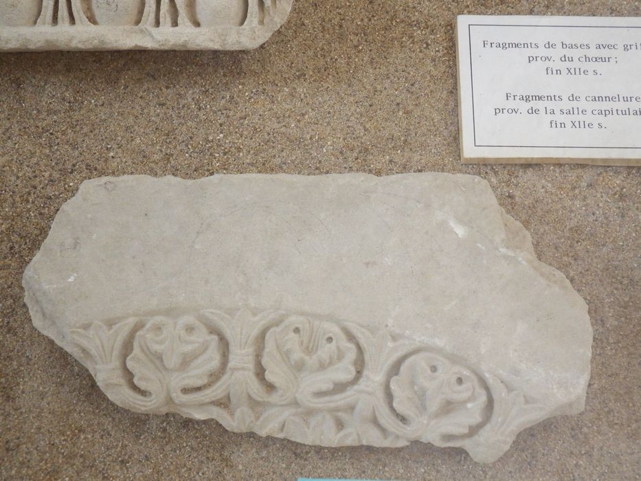 fragment d'archivolte à décor de palmettes (n°331) - © Ministère de la Culture (France), Conservation des antiquités et des objets d’art de l'Yonne – Tous droits réservés