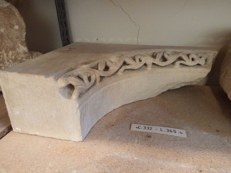 fragment d'arc à décor de rinceaux (n°332) - © Ministère de la Culture (France), Conservation des antiquités et des objets d’art de l'Yonne – Tous droits réservés