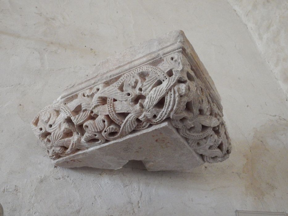 fragment d'imposte à décor végétal (n°334) - © Ministère de la Culture (France), Conservation des antiquités et des objets d’art de l'Yonne – Tous droits réservés