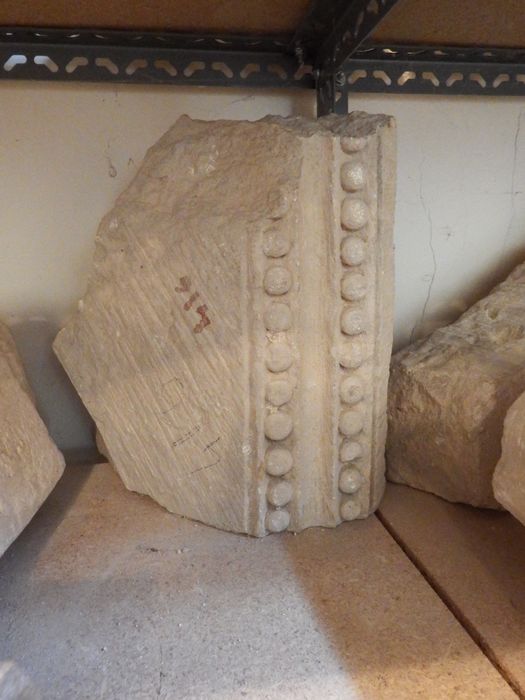 fragment de moulure à décor de perles n°1 (n°335) - © Ministère de la Culture (France), Conservation des antiquités et des objets d’art de l'Yonne – Tous droits réservés