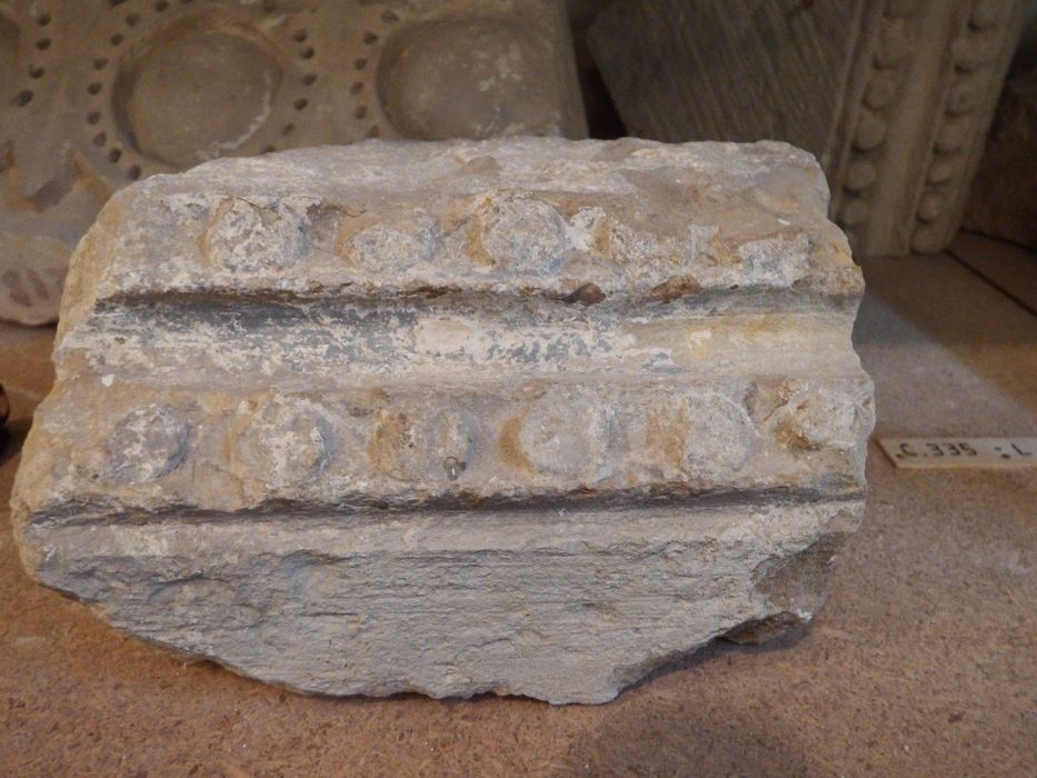 fragment de moulure à décor de perles n°2 (n°335) - © Ministère de la Culture (France), Conservation des antiquités et des objets d’art de l'Yonne – Tous droits réservés 