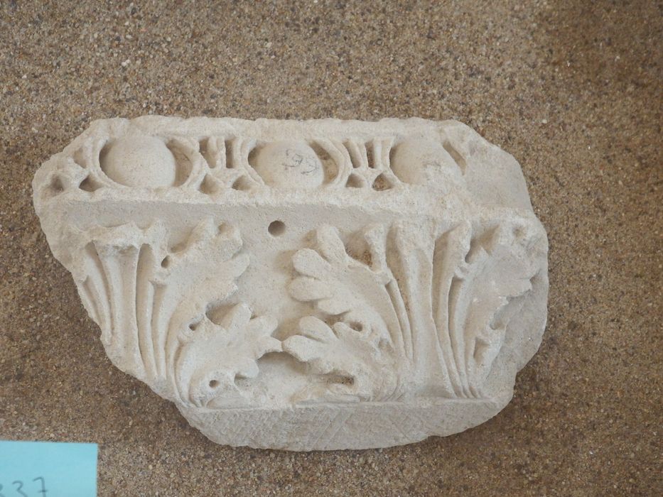 fragment d'imposte à décor de feuilles d'oves (n°337) - © Ministère de la Culture (France), Conservation des antiquités et des objets d’art de l'Yonne – Tous droits réservés