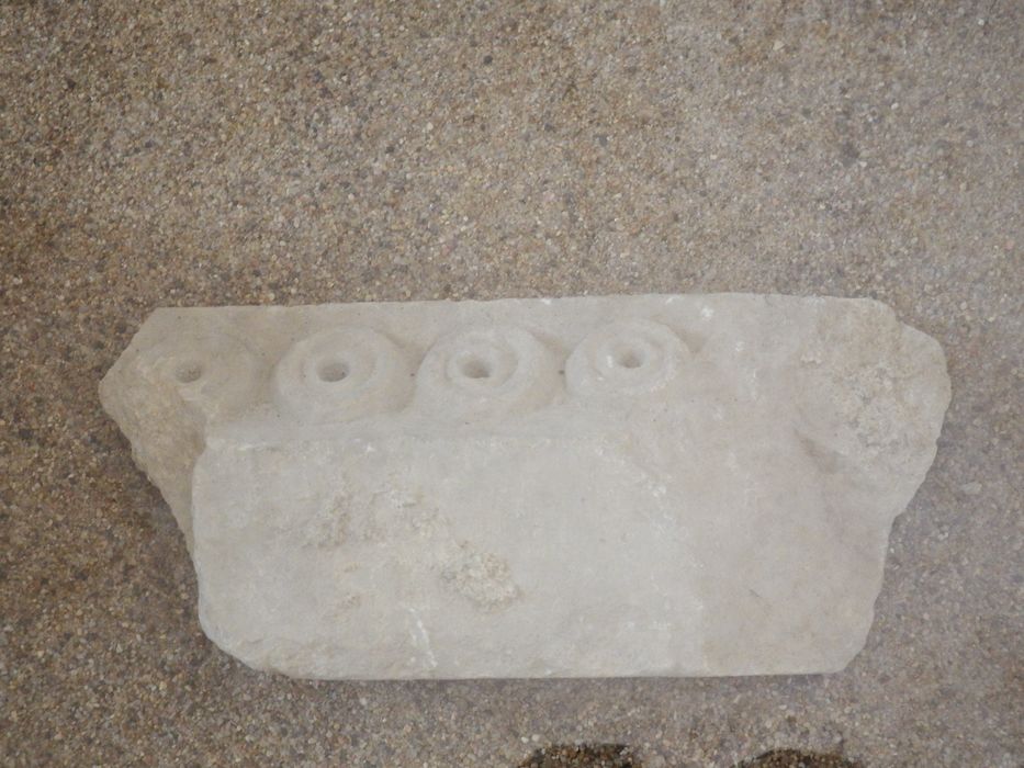 fragment de cavet à décor de disques (n°338) - © Ministère de la Culture (France), Conservation des antiquités et des objets d’art de l'Yonne – Tous droits réservés