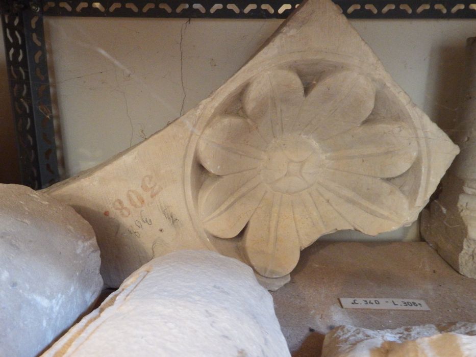 fragment de relief à décor de fleur (n°340) - © Ministère de la Culture (France), Conservation des antiquités et des objets d’art de l'Yonne – Tous droits réservés