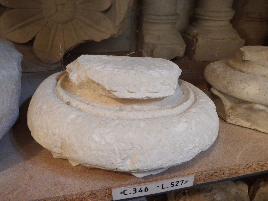 fragment de base de colonne (n°346) - © Ministère de la Culture (France), Conservation des antiquités et des objets d’art de l'Yonne – Tous droits réservés