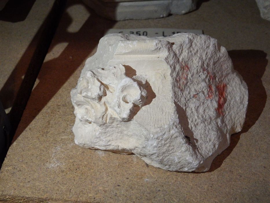 fragment de petit chapiteau (n°349) - © Ministère de la Culture (France), Conservation des antiquités et des objets d’art de l'Yonne – Tous droits réservés
