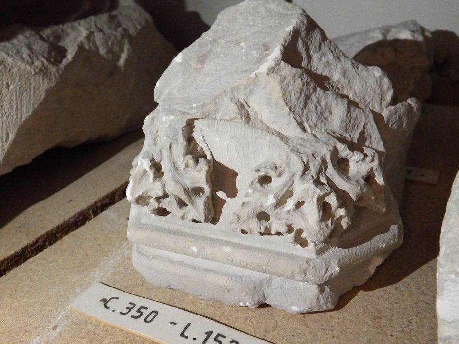 fragment de petit chapiteau (n°350) - © Ministère de la Culture (France), Conservation des antiquités et des objets d’art de l'Yonne – Tous droits réservés
