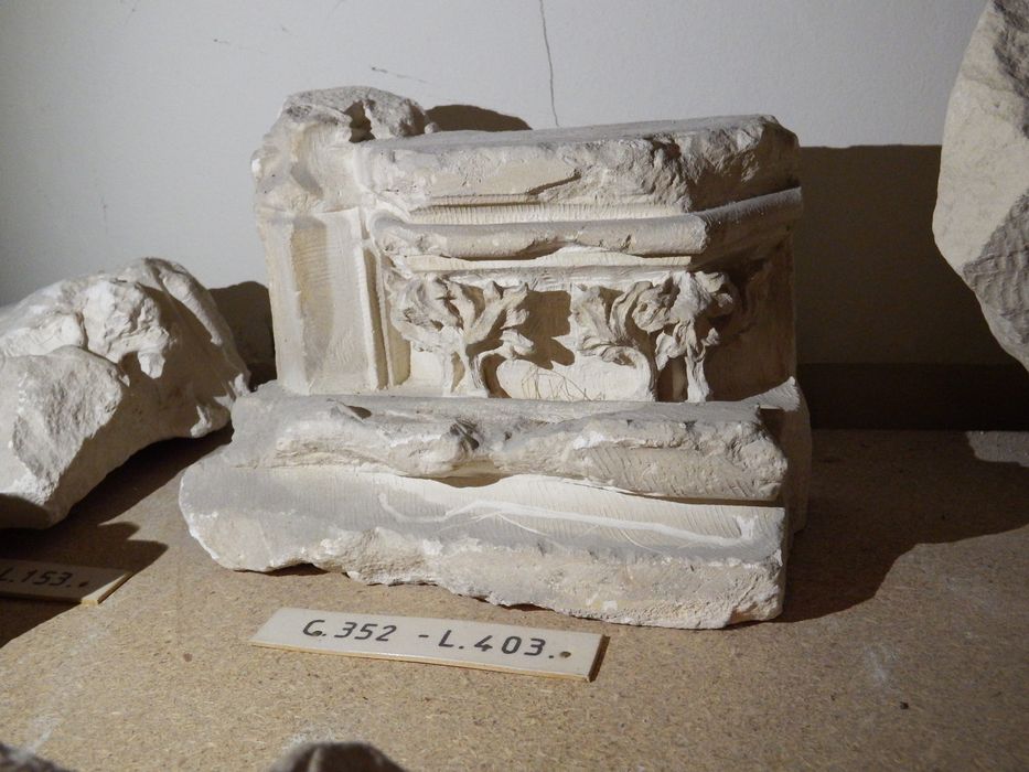 fragment de support à décor de feuilles (n°352) - © Ministère de la Culture (France), Conservation des antiquités et des objets d’art de l'Yonne – Tous droits réservés