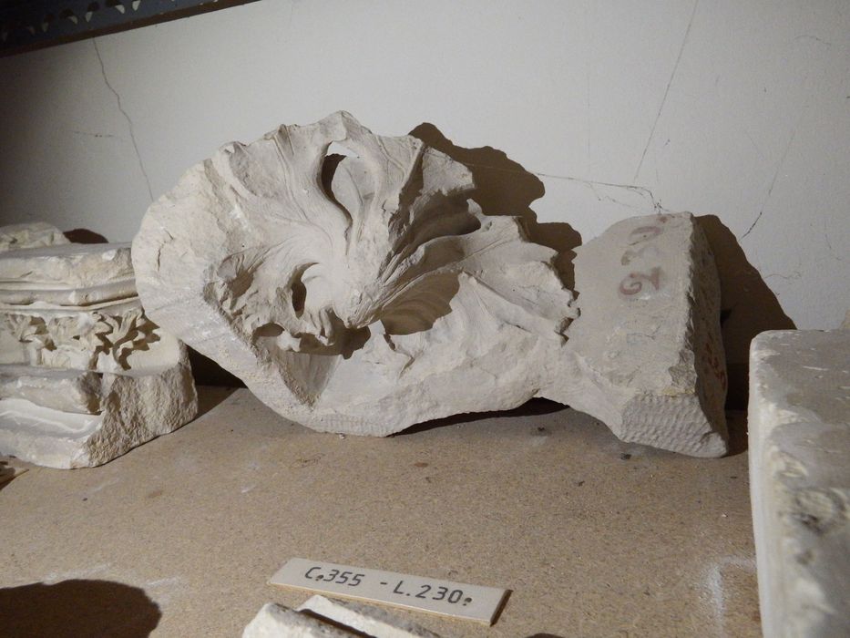 fragment de relief à décor de feuilles (n°355) - © Ministère de la Culture (France), Conservation des antiquités et des objets d’art de l'Yonne – Tous droits réservés