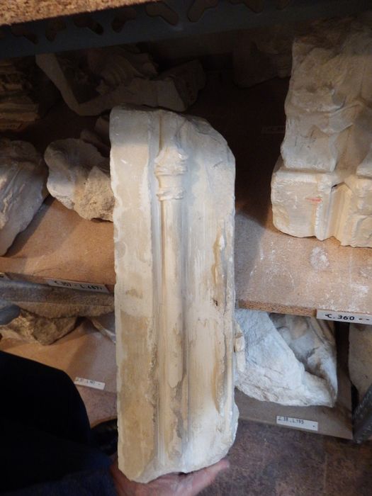 fragment de relief avec colonnette (n°359) - © Ministère de la Culture (France), Conservation des antiquités et des objets d’art de l'Yonne – Tous droits réservés
