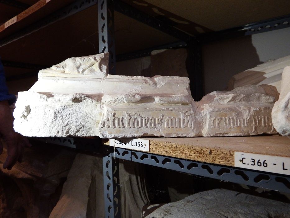 deux fragments d'un encadrement (n°364) - © Ministère de la Culture (France), Conservation des antiquités et des objets d’art de l'Yonne – Tous droits réservés