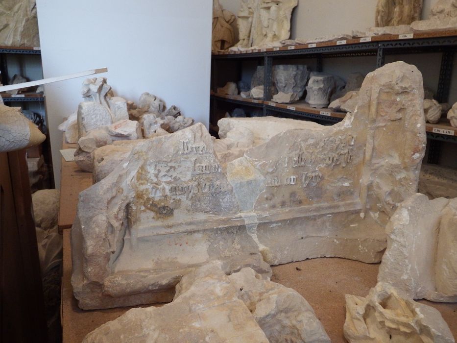 deux fragments d'encadrement (n°365) - © Ministère de la Culture (France), Conservation des antiquités et des objets d’art de l'Yonne – Tous droits réservés