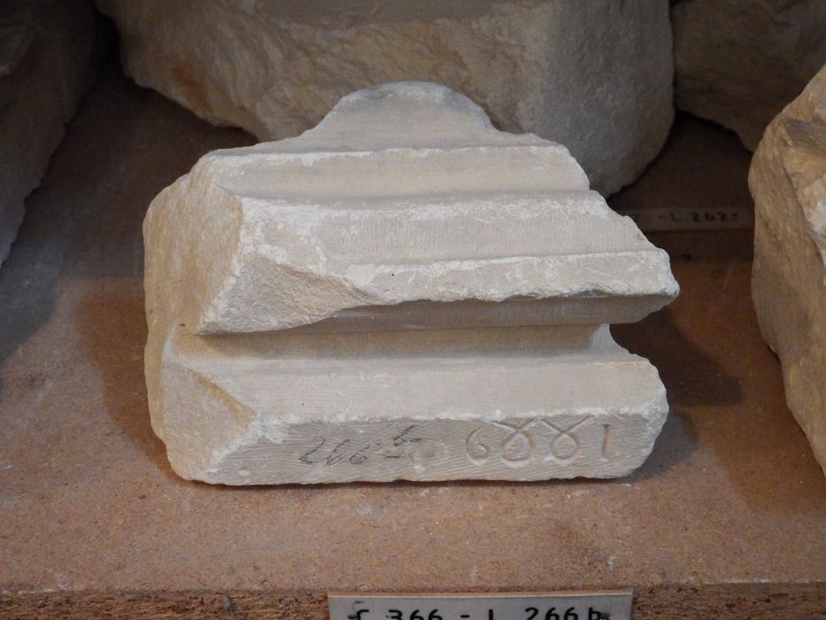 fragment de moulure (n°366) - © Ministère de la Culture (France), Conservation des antiquités et des objets d’art de l'Yonne – Tous droits réservés
