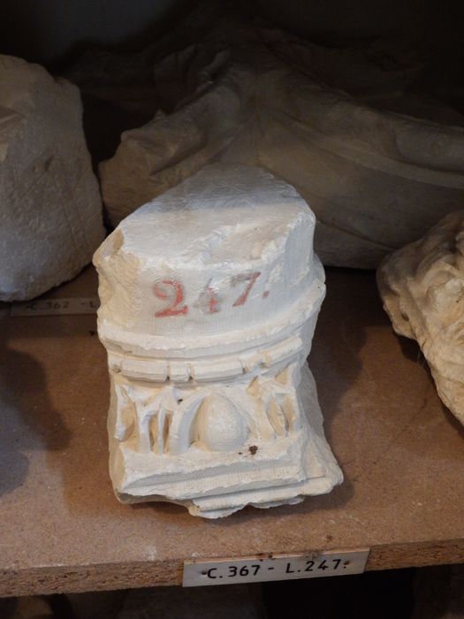 chapiteau (n°367) - © Ministère de la Culture (France), Conservation des antiquités et des objets d’art de l'Yonne – Tous droits réservés