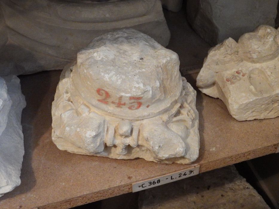 chapiteau ionique (n°368) - © Ministère de la Culture (France), Conservation des antiquités et des objets d’art de l'Yonne – Tous droits réservés