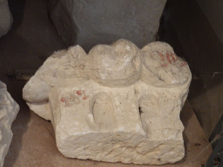 fragment de relief (n°369) - © Ministère de la Culture (France), Conservation des antiquités et des objets d’art de l'Yonne – Tous droits réservés