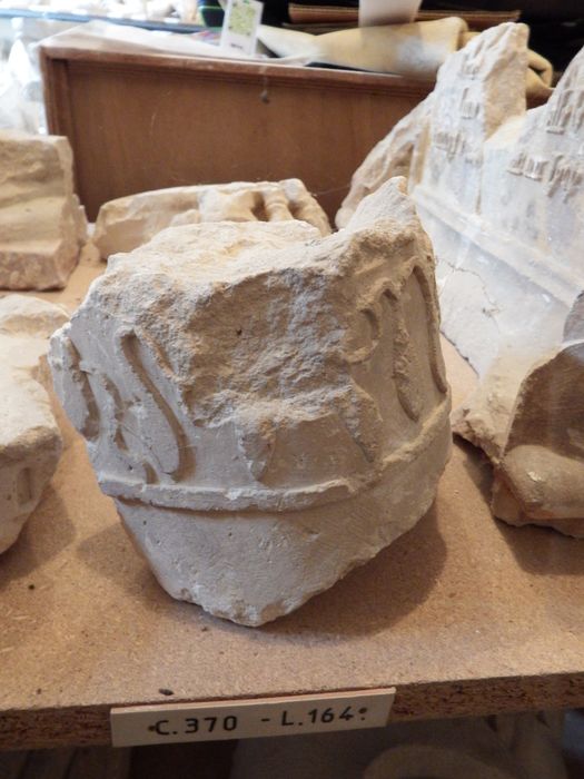fragment sculpté (n°370) - © Ministère de la Culture (France), Conservation des antiquités et des objets d’art de l'Yonne – Tous droits réservés